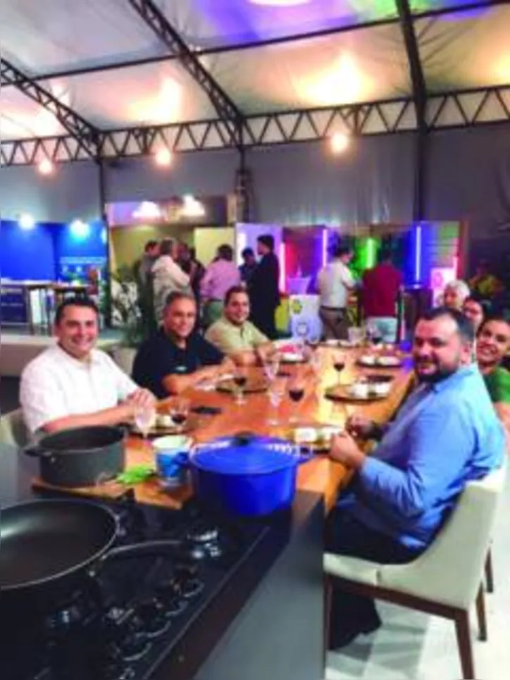 Empresário TABOADA armou jantar no Salão do Imóvel especialmente para apresentar as novidades da construtora a FERNANDO JAMES - e o staff da OAM