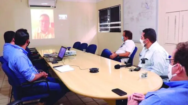 Reunião entre representantes das instituições parceiras e usina discutindo detalhes do projeto