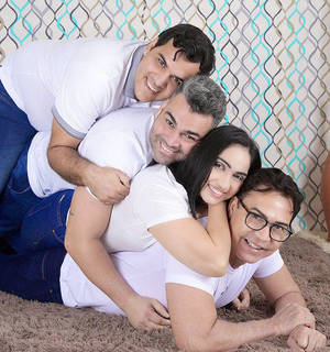 CARLOS SANTORO ganhou abraço triplo neste domingo dos pais: GABRIEL+JOSÉ DUARTE+ITANA - seus herdeiros