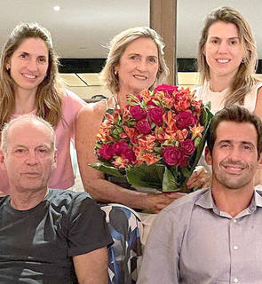 Com a bem amada Martha na moldura, BEBETO LOPES ganhou mimo dos filhos: LEILA+GUILHERME+THAIZA