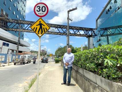 Empresário Joaquim Santana, da Teto Planejamento, e a passarela que liga o Hospital do Coração ao novo centro médico