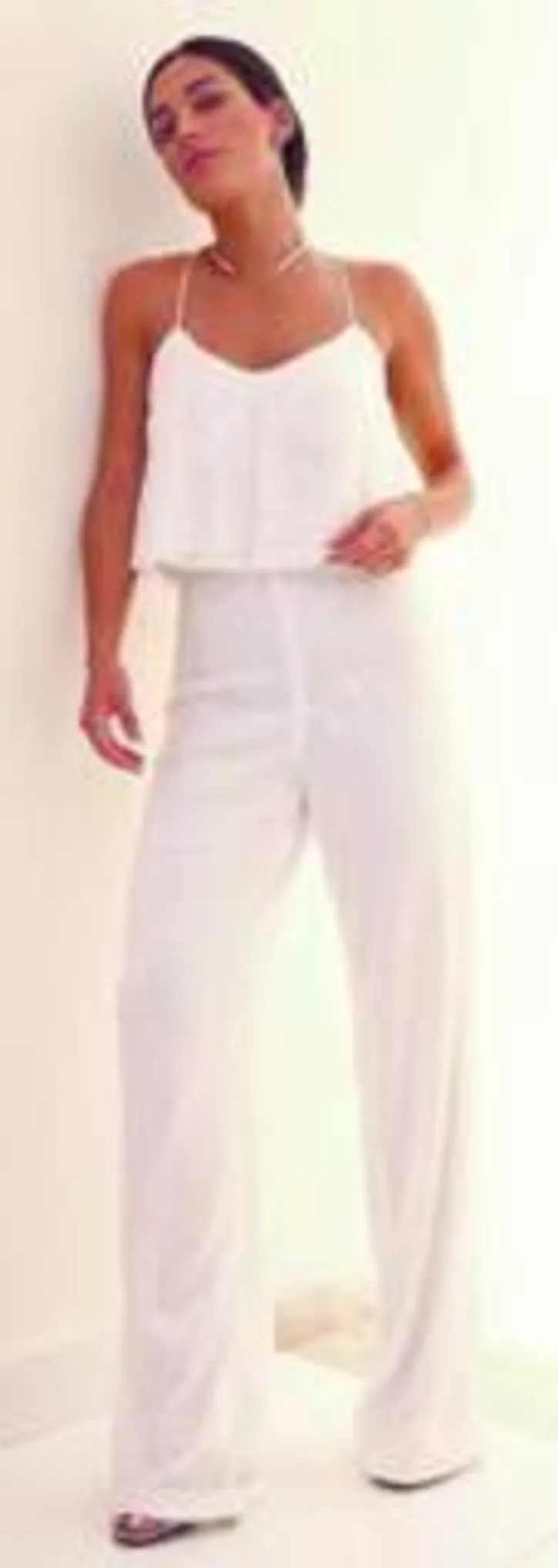 DRESS CODE MARIA PAULA MAIA abre o desfile all white com um macacão texturizado em paetês