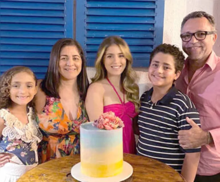 Ontem teve coro de parabéns para o prefeito de Coruripe Marcelo Beltrão e a executiva JOSI MARX - na foto com marido e filhos