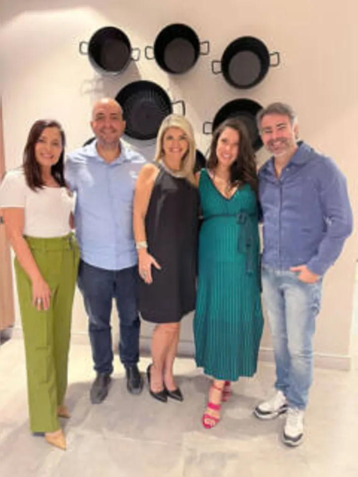 Com este redator na moldura, THAYSA ALMEIDA+MARCOS COSTA - na foto com a Personal Organizer Rossana Monteiro e a RP Rosângela Melo - receberam lote extra de bacanas para lançar o novo cardápio da SCA - com assinatura do Chef Breno Gama