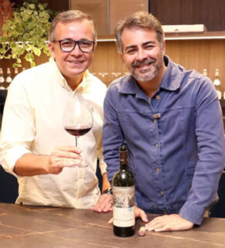 Este jornalista ao lado do sommelier Bartô Barbosa, que harmonizou o menu com seletos vinhos