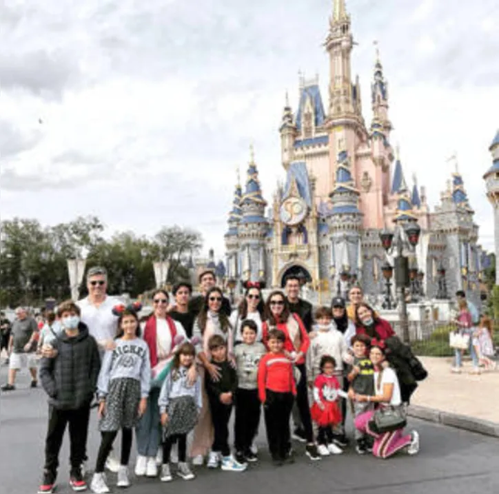 No melhor estilo ‘laços de família’, RONALD+LAURA VASCO reuniram filhos, primos e netos em Orlando - aproveitando o feriadão de Carnaval