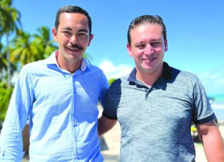 Com o fiel escudeiro Gleidson na moldura, o empreendedor DIONATAN MIERA recebeu lote extra de turistas e nativos no Corais - o Beach Club mais concorrido de Ipioca
