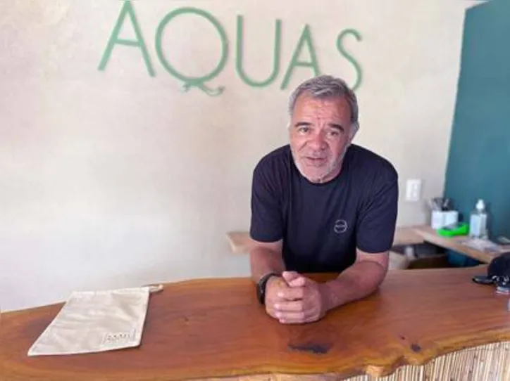 Big boss da marca de beachwear Aquas, CHICO ACIOLI brinda o sucesso da loja da label no Patacho
