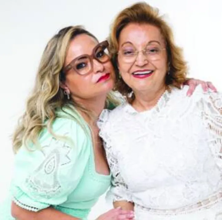 Com o hand made no figurino e o eyewear Flulook no rosto, ALESSANDRA+VÂNIA NUTELS brindam o dia das mães