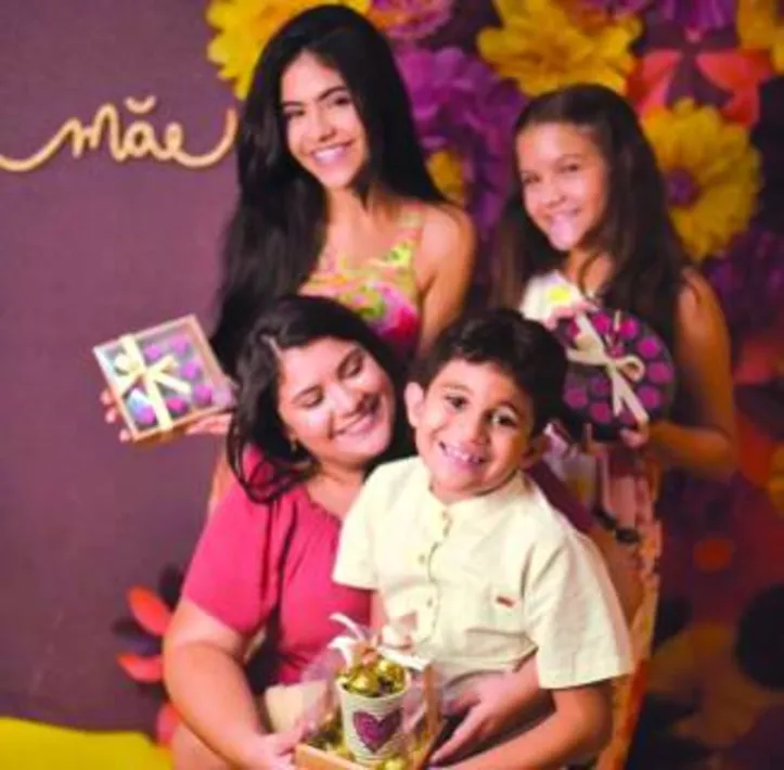 A chef chocolatier LAÍS FEIJÓ fez pausa nas fornadas de doces personalizados para brindar a data da maternidade com os herdeiros