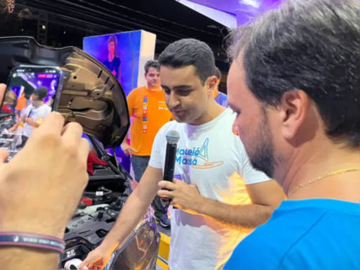 O prefeito JHC fez test drive do veículo doado e das bikes elétricas