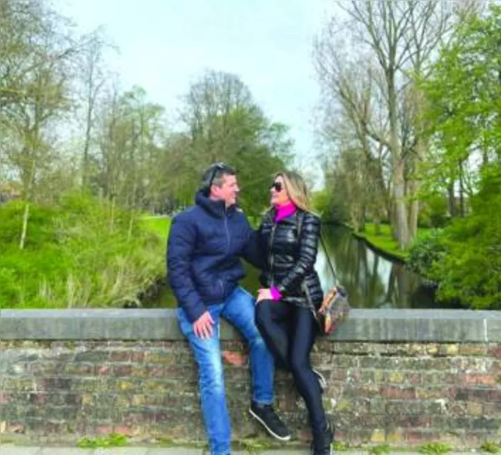 Enquanto o casal de dermatologistas ALBERTO OITICICA+JAQUELINE FERRAZ curte dias de dolce far niente na Europa…