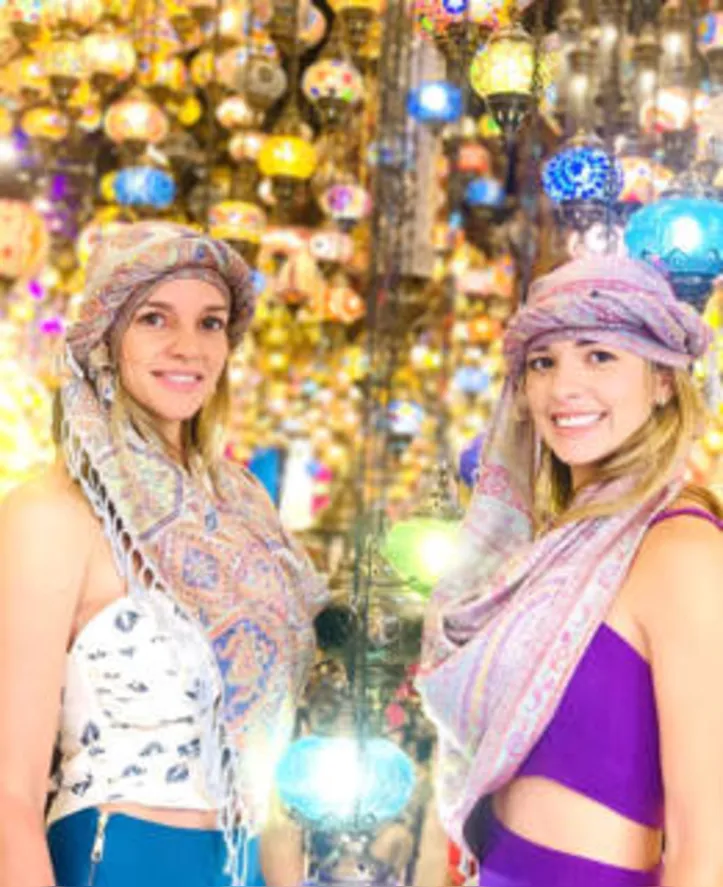 Enquanto MANUELLA PORTO+ISADORA OMENA encaram o figurino oficial na visita aos soukes…