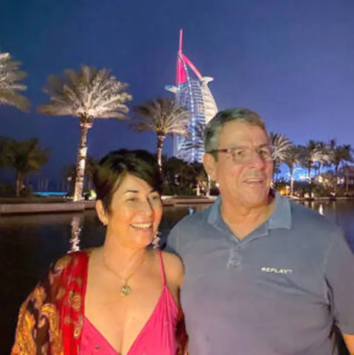 AMAURI LAGES+CREUZA LIPPO fazem pose tendo como background o Madinat Jumeirah - o mais instagramável point de Dubai - em recente revoada de arquitetos para o destino