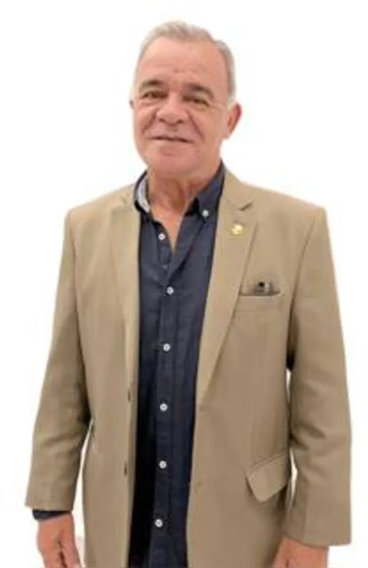 CHICO ACIOLI, presidente do Sindivest, além de sua homenagem, recebeu a honraria em nome de José Carlos Lyra, Presidente da FIEA