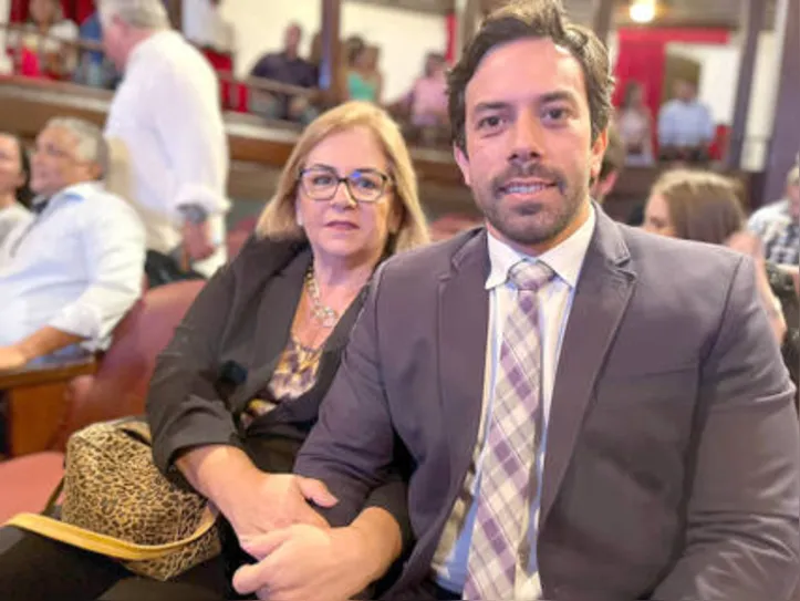 Acompanhado da mãe, MILTINHO VASCONCELOS também foi homenageado