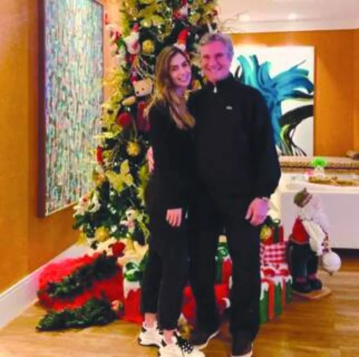 Em seu Natal particular, CAROLINE+FERNANDO COLLOR dão boas vindas a Santa Claus