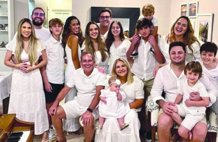 MONICA+NAPOLEÃO CASADO reuniram filhos, netos e agregados em Miami