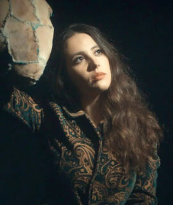Dona de uma voz aveludada e um repertório cool, FLORA UCHÔA faz pocket show, hoje, no neo point do Jaraguá: Casablanca Música&Bar