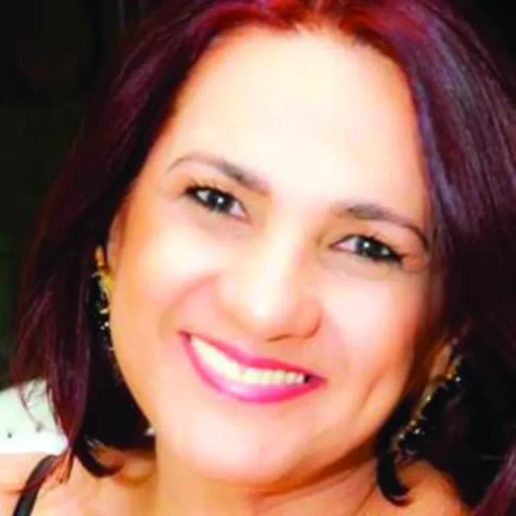 Amada por gregos, troianos, mas principalmente por alagoanos, a colunista GIGI ACCIOLY ganha b-day intimista neste domingo