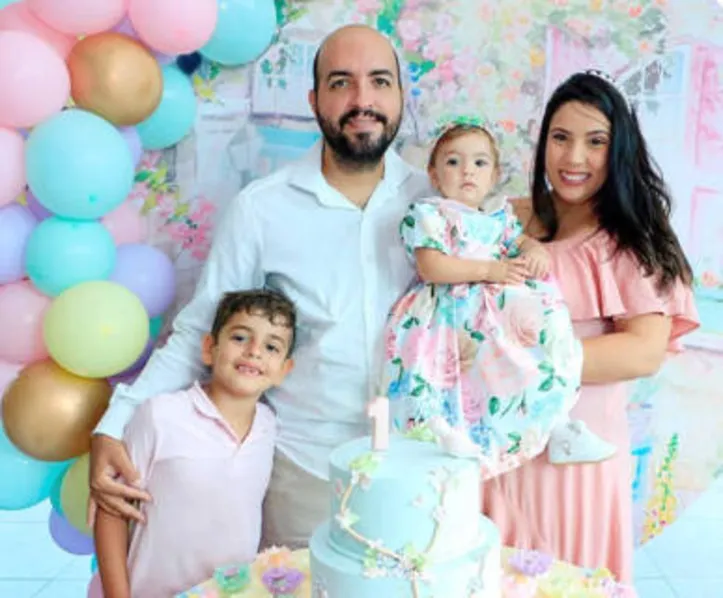 A aniversariante MARINA ilhada pelo carinho dos pais, MARCOS COSTA+THAYSA ALMEIDA, e do irmão MATHEUS
