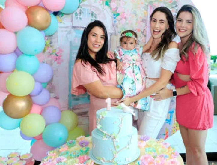 Com o lindo bolo na moldura, MARINA recebe o carinho de mommy THAYSA ALMEIDA e das titias TAMIRES ALMEIDA e THAYNÁ ROCHA