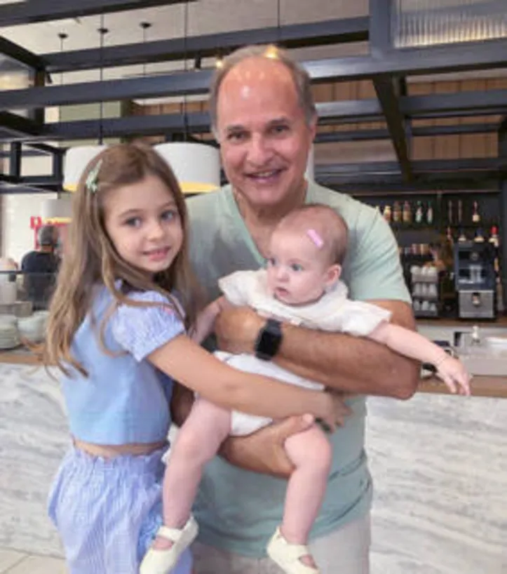 DALMINHO PEIXOTO exercendo “o delicioso privilégio de ser avô”