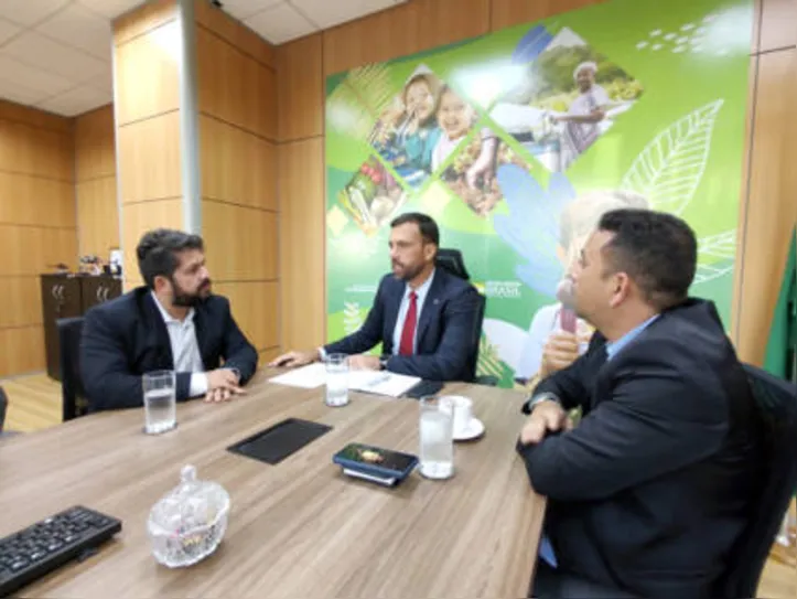 Aldemar Monteiro e Antonino Cardozo, presidente da Unicafes/AL, participaram da reunião com Delcimar Oliveira