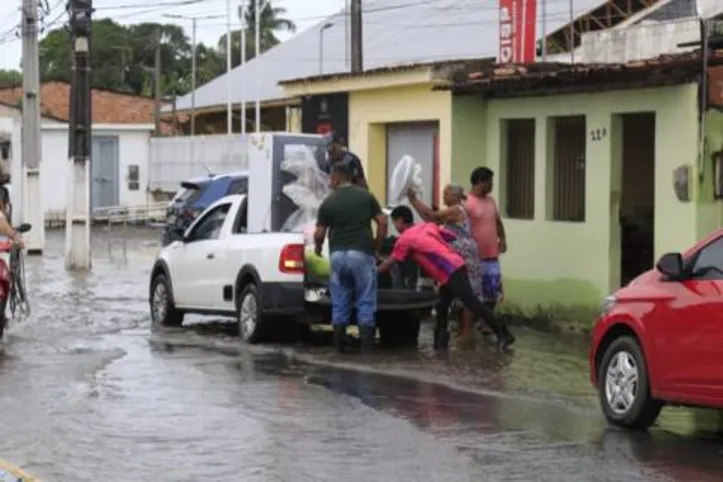 Imagem ilustrativa da imagem CAIXA ANUNCIA LIBERAÇÃO PARA SAQUE DO FGTS E AÇÕES DE APOIO EM 28 MUNICÍPIOS DE ALAGOAS