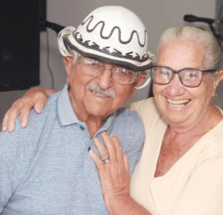 Falando nisso… os pais de Fafá, GENIVALDO ROCHA+NECY FORTES brindaram 63 anos de casados: Bodas de Sândalo - e no último 31 de Maio o galã completou 90 anos de vida! Parabéns ao (lindo!) casal