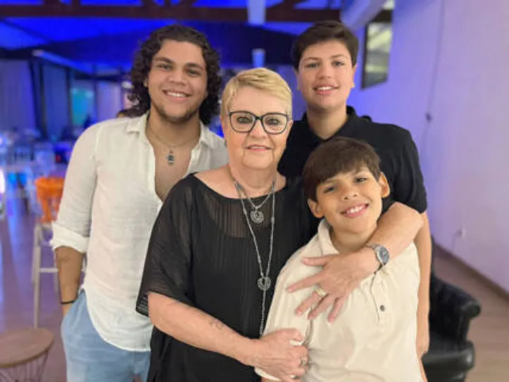 Filhos, mãe, marido, irmãos: família que comemora unida, permanece unida