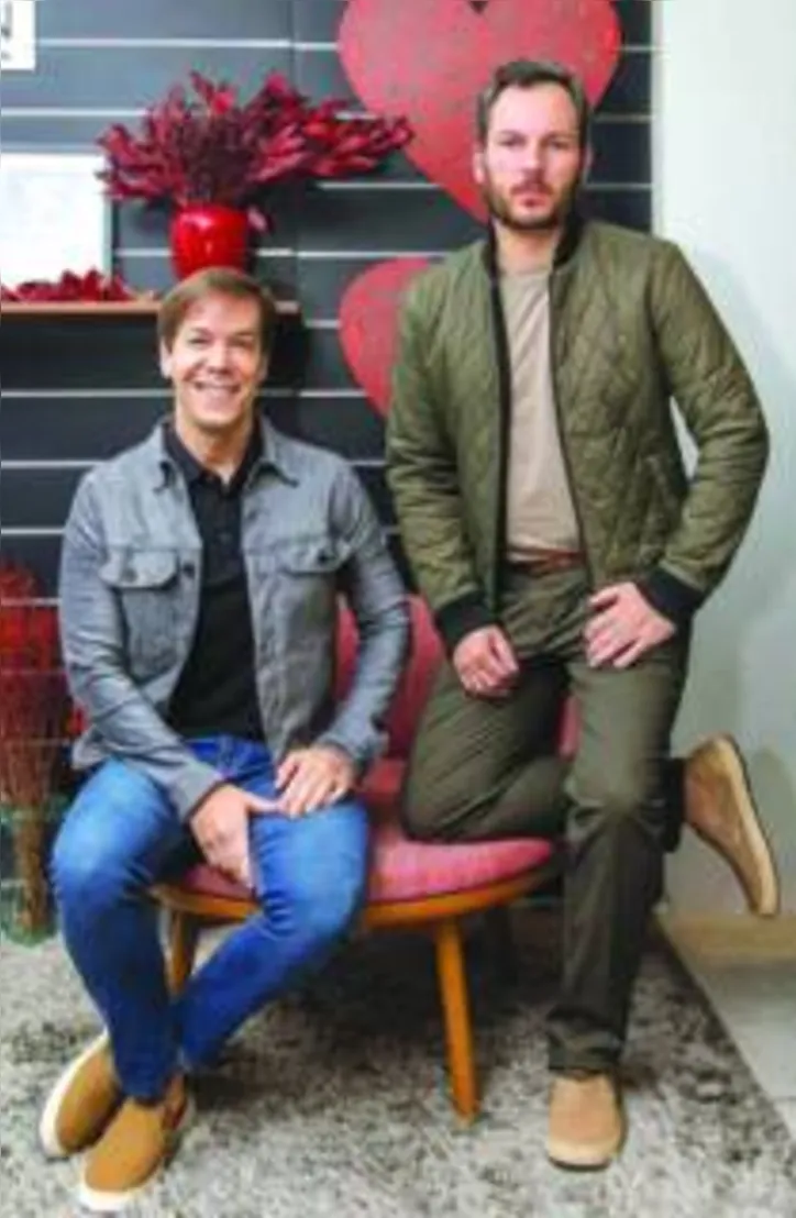 O Chef THIAGO BRANDÃO e seu bem querer MAURO FILHO posando para campanha de Valentine’s Day de famosa multimarcas
