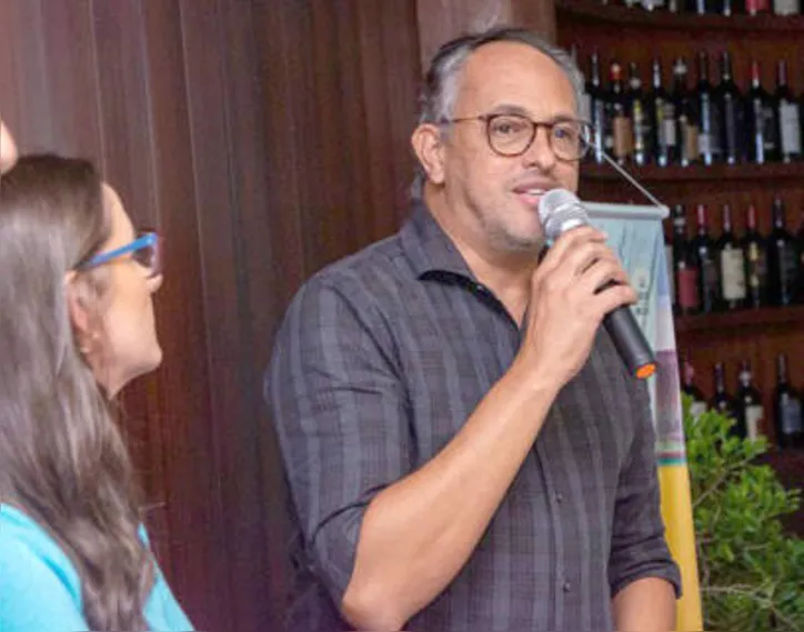 Sob o olhar atento de RONILDA RENIER, o publicitário HERMANN FERNANDES apresenta seu livro