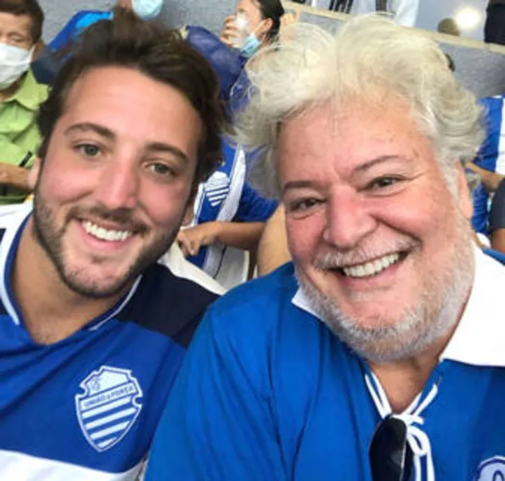 Dividindo - entre genes e gostos - o amor pelo ‘azulão’, BRENO GAMA enche BRENINHO de carinho pela passagem de seu b-day
