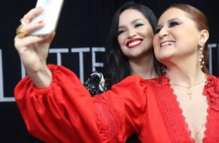 Depois de dividirem o mesmo palco junino, WILMA ARAÚJO aproveitou para tietar a celeb da vez, JULIETTE FREIRE