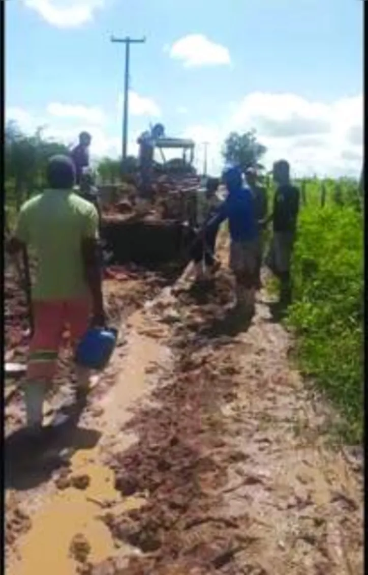 Agricultores tentam aterrar estradas para o trânsito de veículos, evitando o isolamento