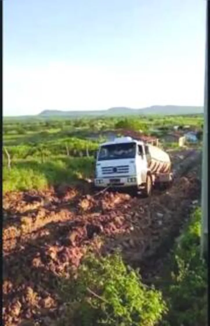 Caminhões atolam em estradas vicinais do Sertão, evitando o escoamento da produção de leite