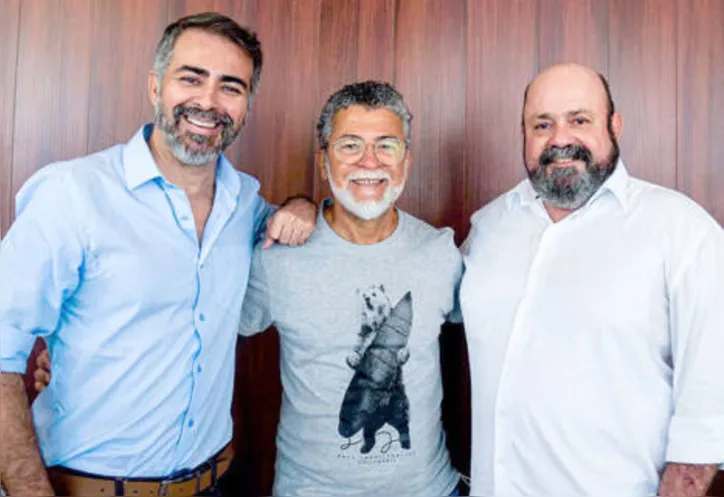 Prestigiando os 20 anos da TV Mar, o fotógrafo AILTON CRUZ e o empresário LUIZ ANTÔNIO JARDIM - junto com esse colunista, que por lá apresenta o programa +Estilo