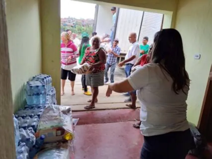 Foram distribuídas 900 cestas básicas – com alimentos variados e não perecíveis – e 10,8 mil garrafas de água mineral