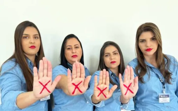 Iniciativa traz a imagem de quatro colaboradoras da Usina Caeté com um X vermelho na palma da mão, que faz parte de uma campanha mundial para amparar mulheres em situação de violência