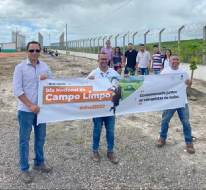 Colaboradores da Caeté, Sérgio Murilo Lira Alves e Márcio José Macedo com o responsável pelo INPEV, Licínio Loureiro