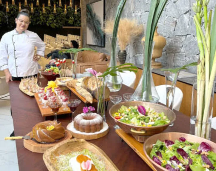 A chef LUCIANA ALBUQUERQUE assinou o menu do brunch oferecido pela Sierra Móveis