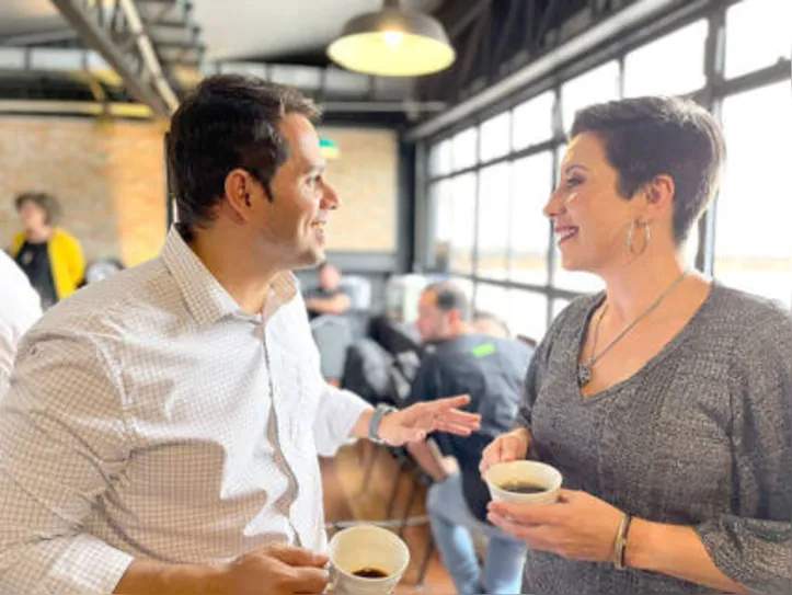 DIOGO SOUTO MAIOR, diretor de Relações Governamentais e Políticas Públicas da 99 em momento ‘pausa pro cafezinho’ com PRISCILLA FERREIRA, Diretora CX Operation, pós coletiva no LabOf – na Vila Mariana