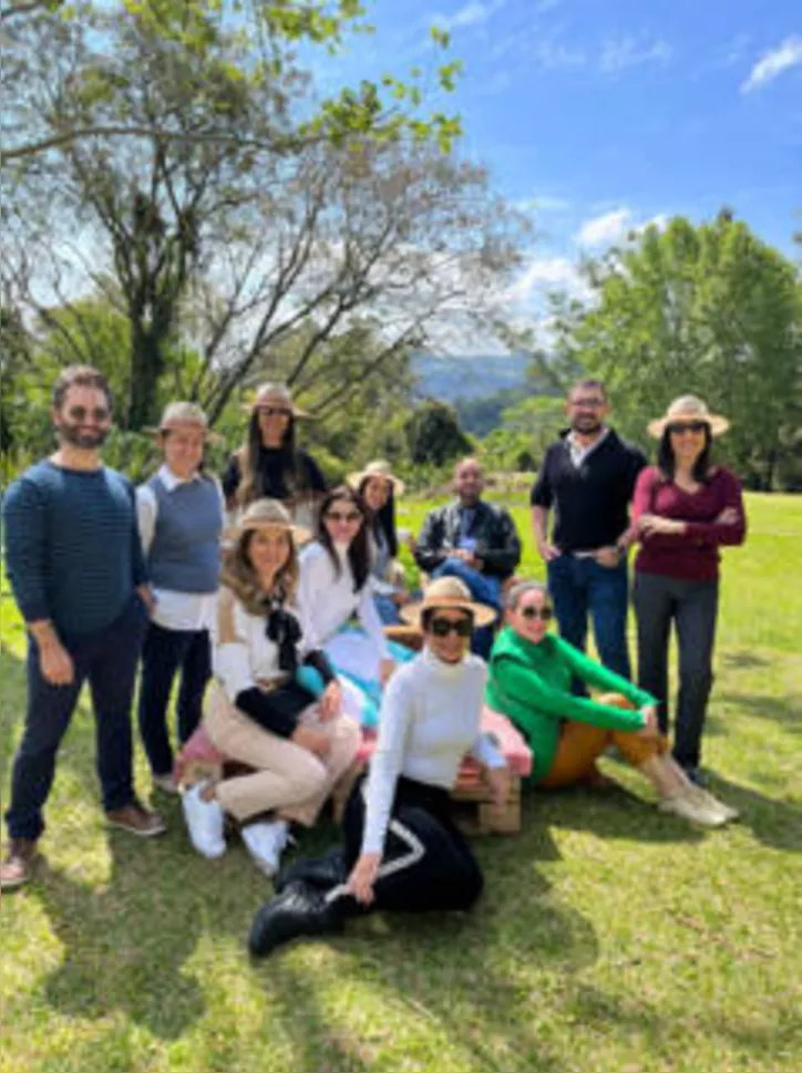 Os arquitetos Creuza Lippo, Jadson Amorim, Alerson Lisboa, Rossana Monteiro, Andréa Mendonça, Jamilly Goulart e Cris Nunes ganharam a companhia da consultora Isa Russo e do casal de anfitriões, THAYSA ALMEIDA e MARCOS COSTA em almoço no Wine Garden da Miolo, oferecido pela SCA