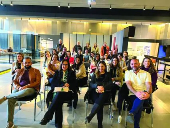 O grupo de arquitetos se reuniu no Workshop criativo com Studio SCA no Espaço Collab Emotions + Design