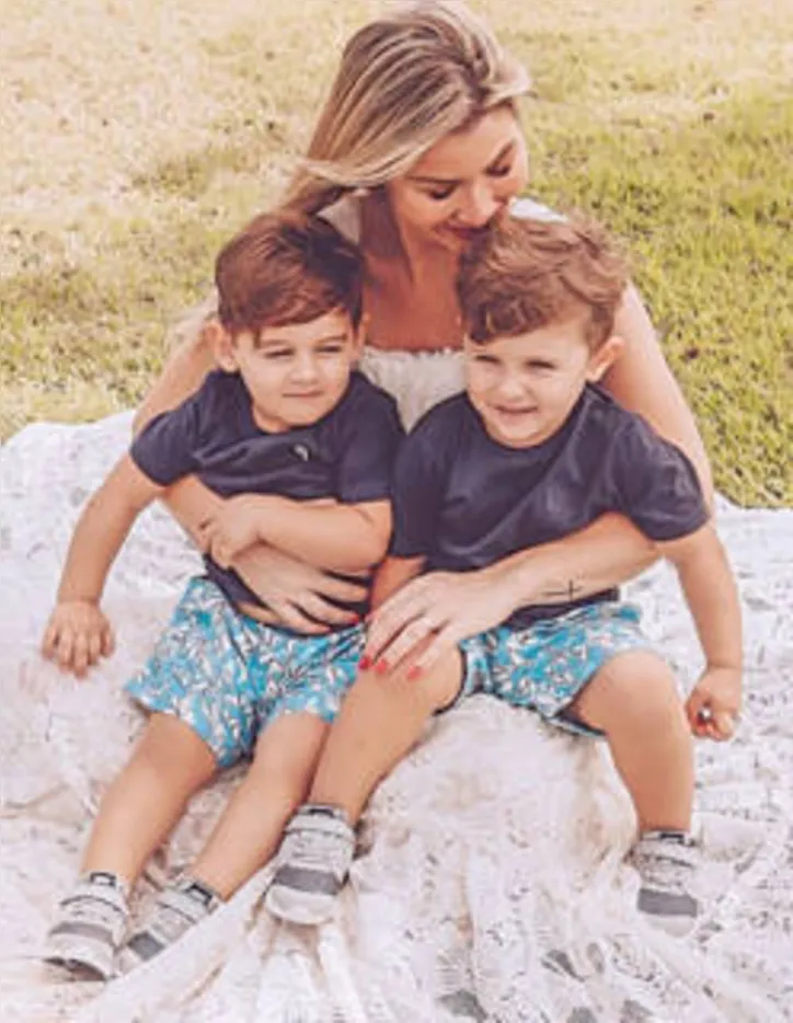 Mãe de (fofíssimos!) gêmeos, LILIANA BARCELOS celebra o Dia das Crianças in family