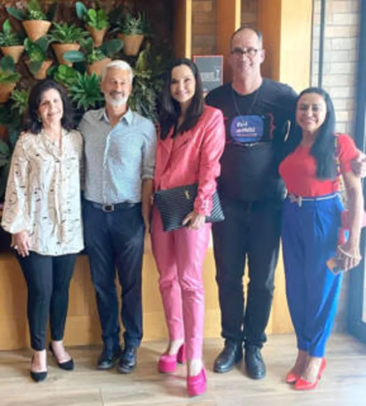 ANA LOUREIRO armou evento exclusivo, no último sábado, no Grand Cru Wine Bar, com o Perfumista Francês e criador da marca O.U.i, PIERRE AULAS (na foto com Aline e Adller Rijo e Verônica de Carvalho)