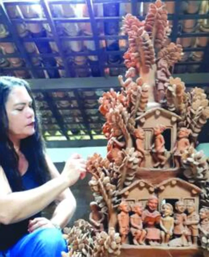 Ao lado de uma de suas obras mais icônicas, SIL CAPELA - um dos grandes nomes de nosso hand made - brinda idade nova neste weekend