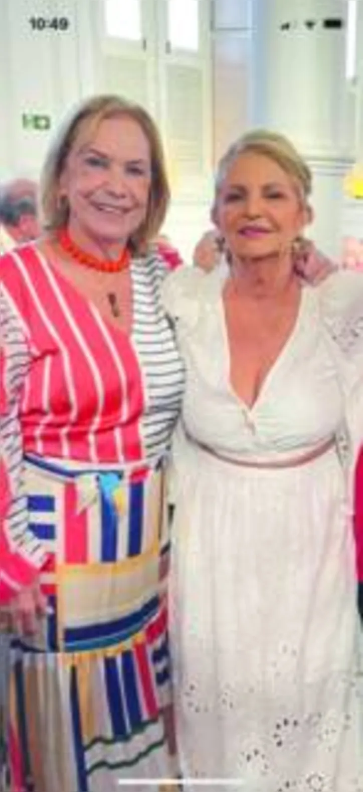 Com a amiga Fatinha, MARIZA PACHECO brindou os 7.5 do usineiro Cristóvão Oiticica - em festa de parar quarteirão, no último sábado