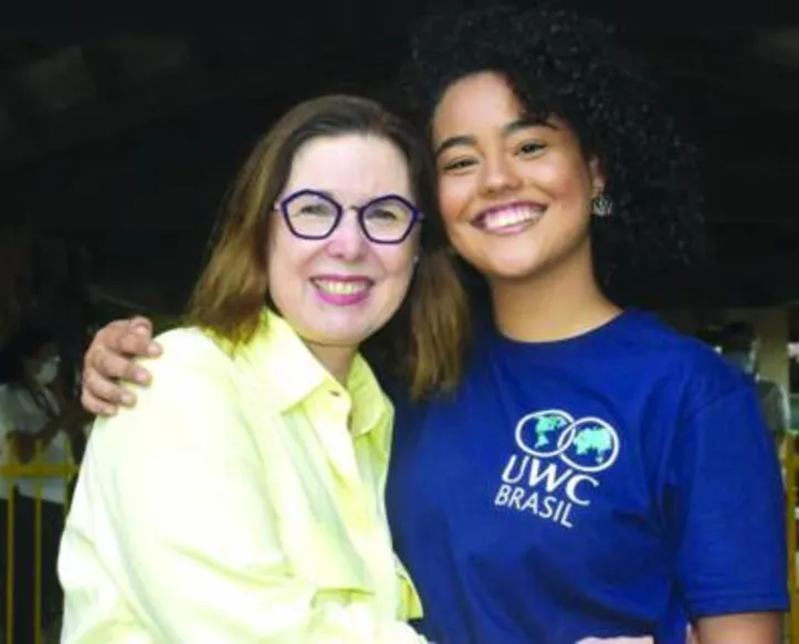 Ana Luísa, que embarca dia 21 para o exterior, recebeu os parabéns da diretora da usina Caeté, Elizabeth Farias